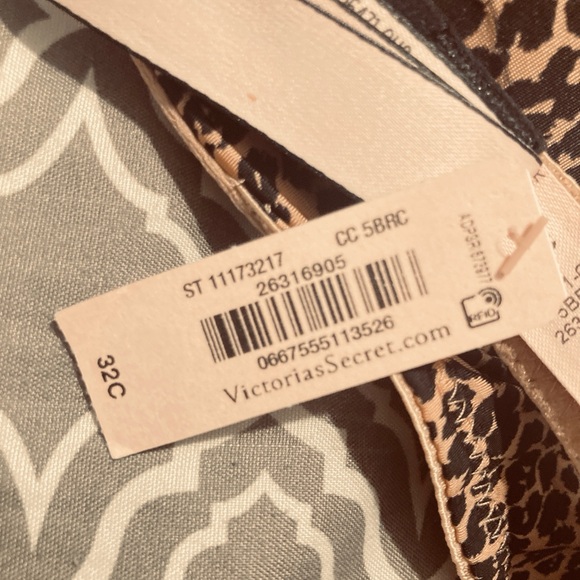 Victoria secrets push up bra with tag - Picture 2 of 4